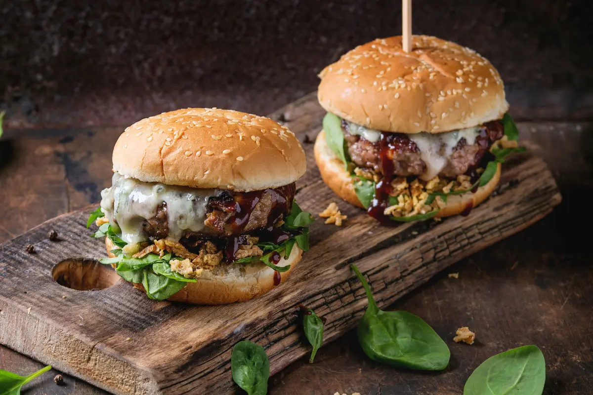 Hamburger su tavola in legno