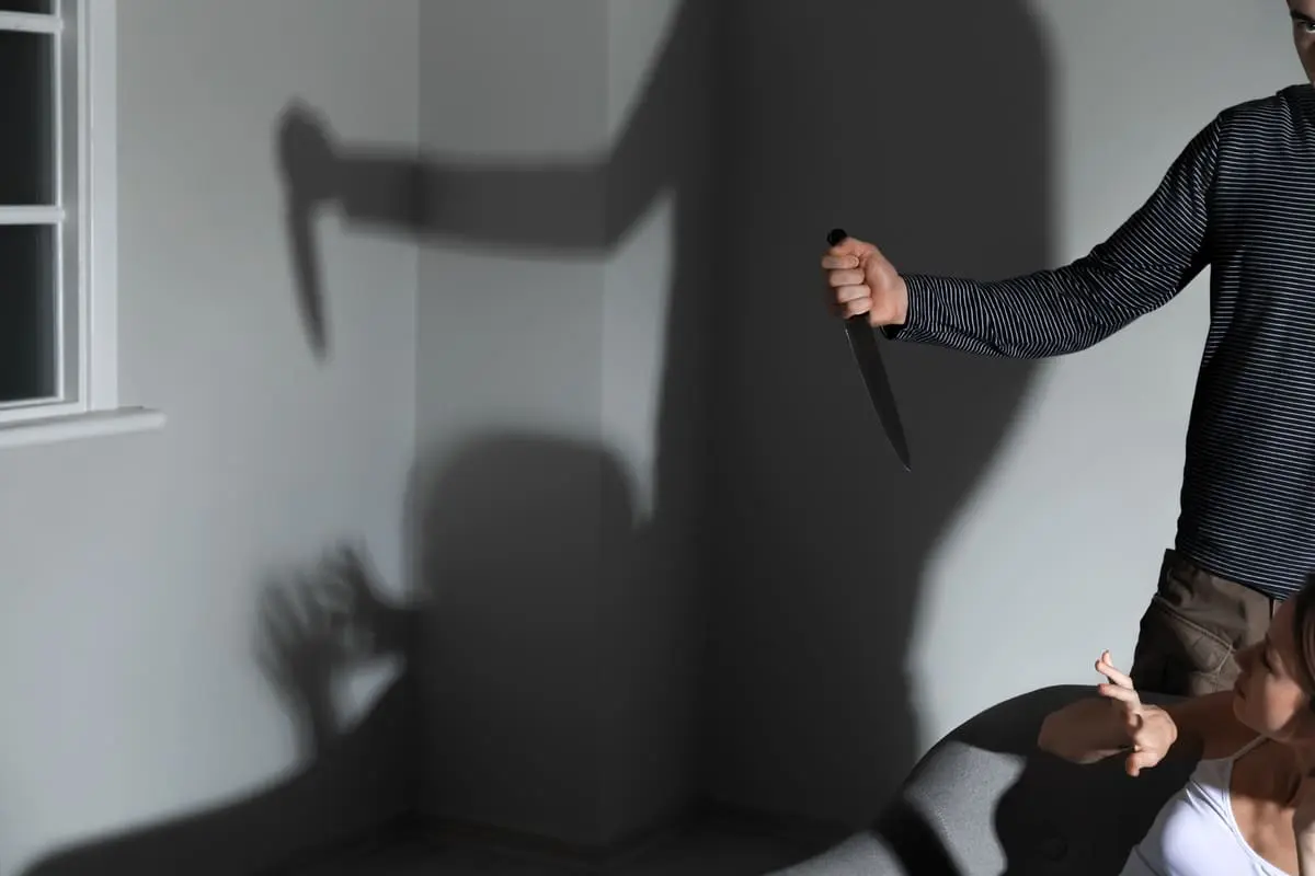donna aggredita da un uomo con un coltello