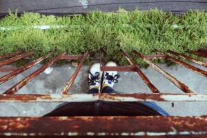 piedi di ragazza sul balcone