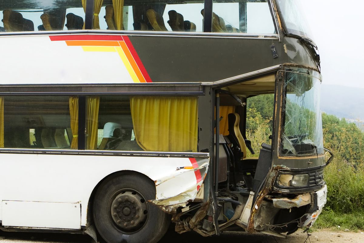 incidente stradale con un bus distrutto