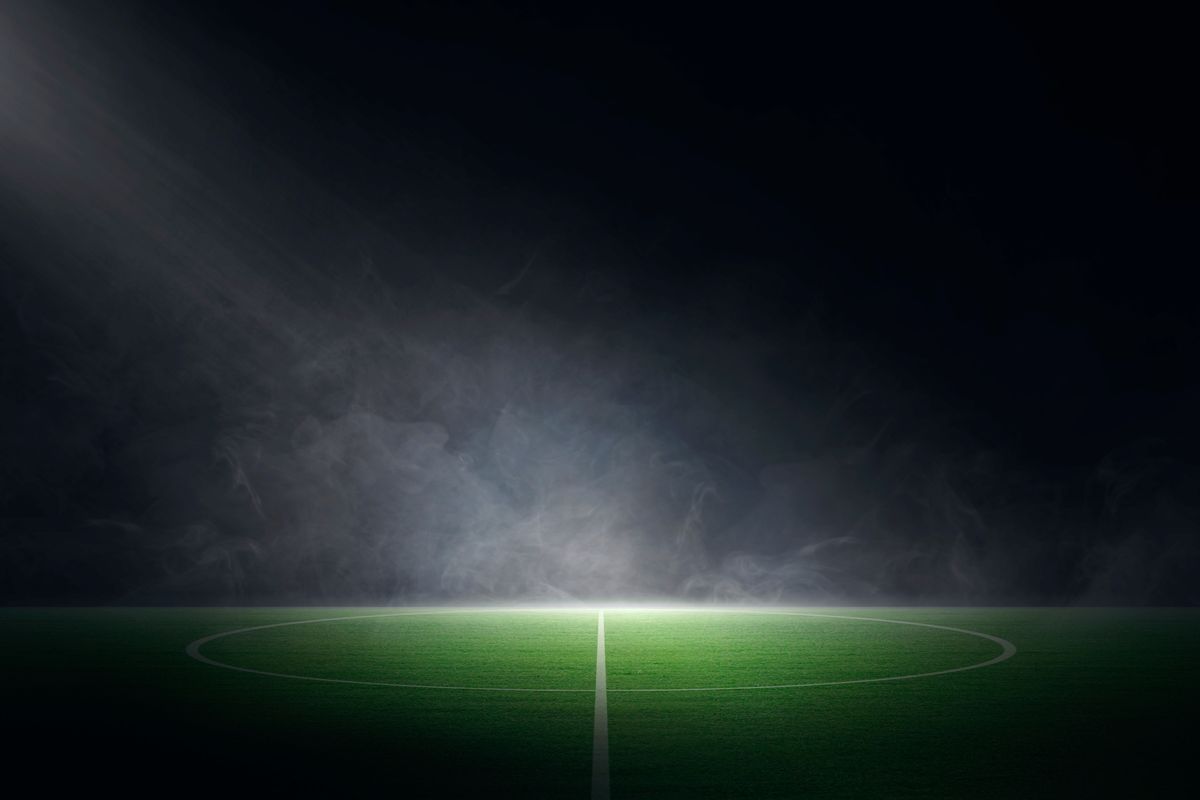 campo da calcio di notte con luce