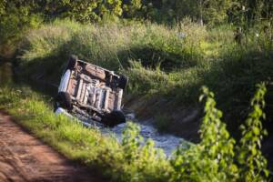 incidente con auto finita nel canale