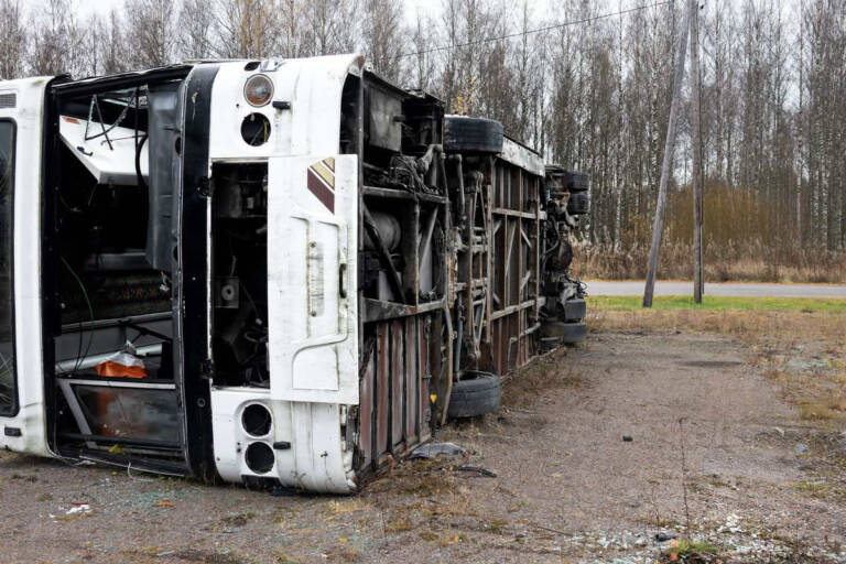 Autobus Precipita Per 800 Metri 31 Morti E 15 Feriti Le Immagini Autobus Precipita Per 800 Metri 31 Morti E 15 Feriti Le Immagini