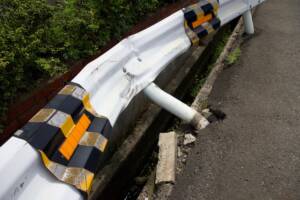 Guardrail rotto per incidente