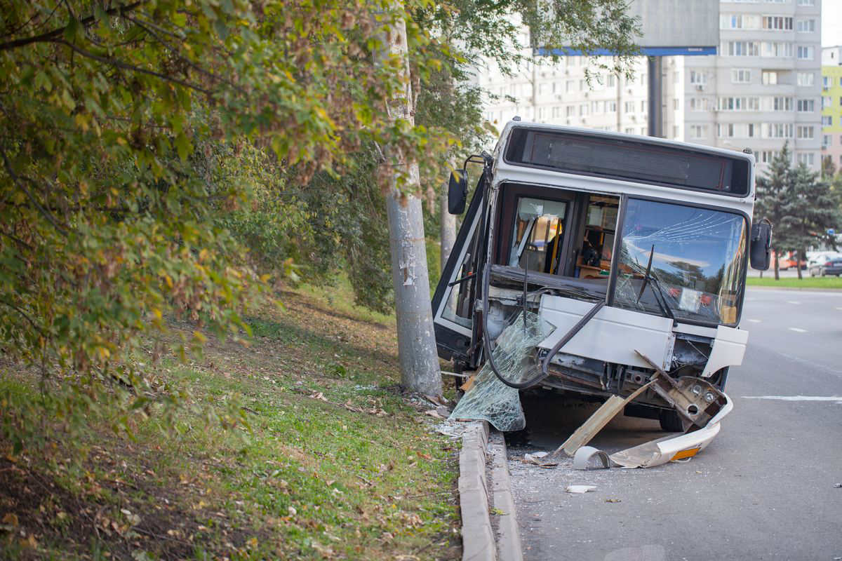 incidente stradale con un bus distrutto