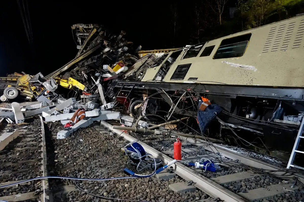 incidente con un treno deragliato