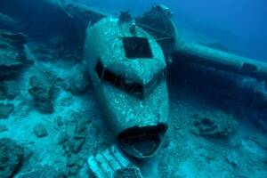 Relitto di un aereo sul fondale del mare