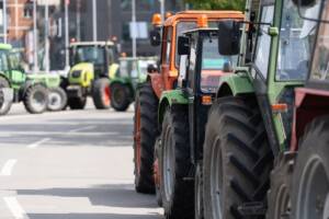 manifestazione degli agricoltori con una marcia di trattori