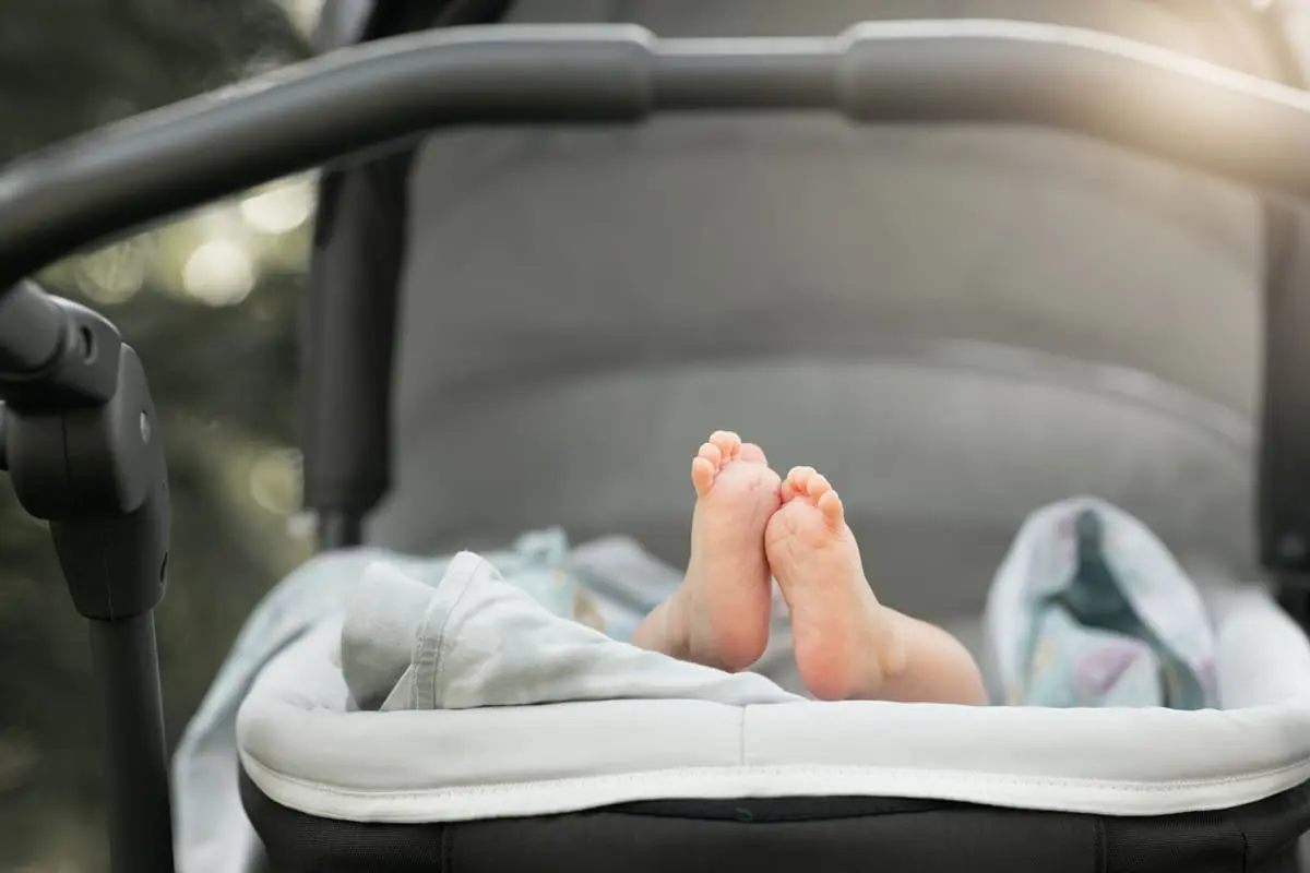 piedi di un neonato abbandonato nella carrozzina