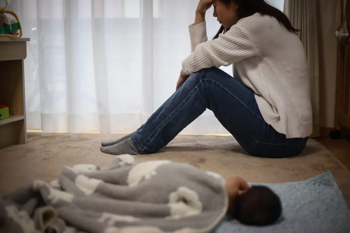 mamma con un neonato accanto