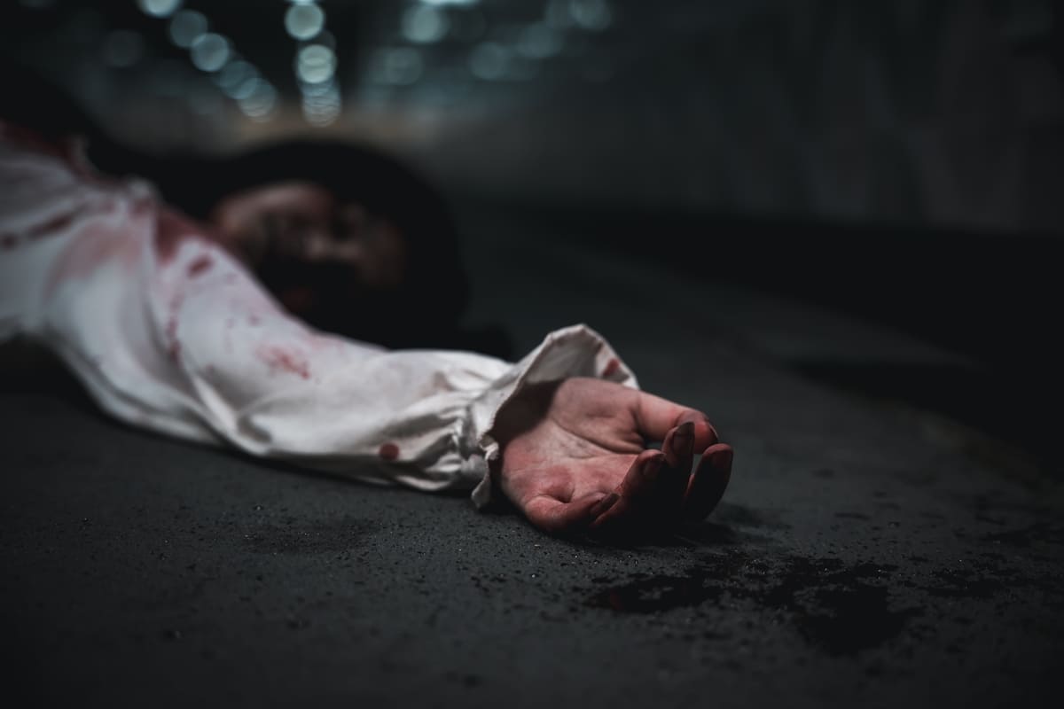 donna morta con la mano sporca di sangue