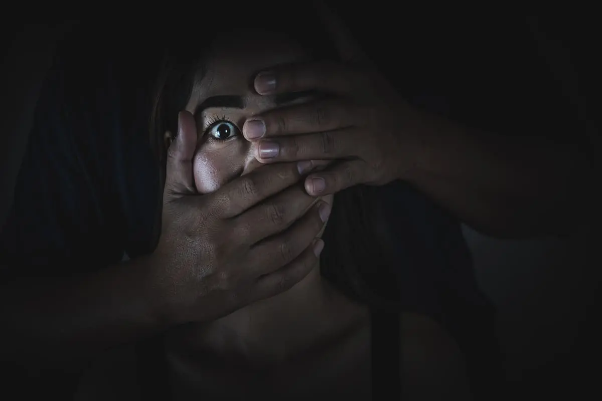 ragazza rapita e abusata da un uomo