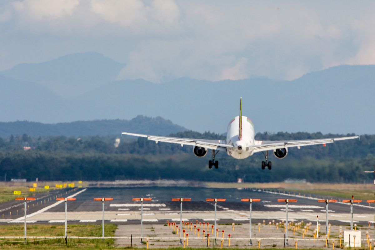 Paura e caos in aeroporto: raffica di vento trascina Boeing