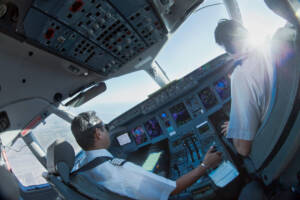 piloti di aereo in cabina