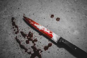 coltello sporco di sangue