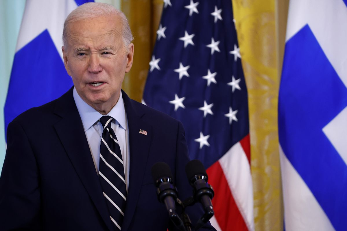 Joe Biden il video che “preoccupa”: tutti ballano e lui resta pietrificato