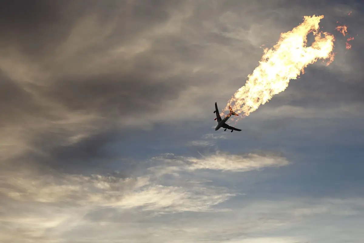 aereo in fiamme precipita