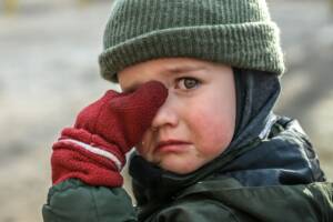 Bambino in lacrime durante la guerra