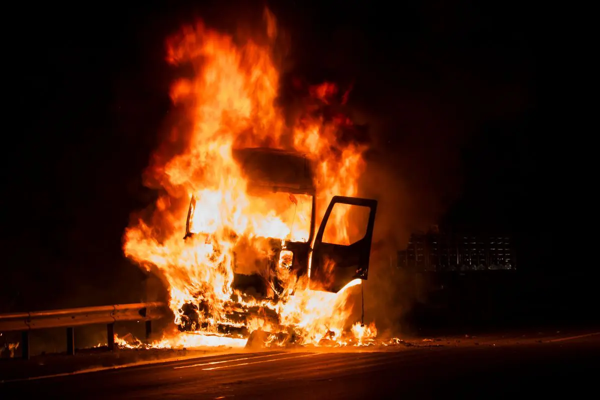 camion in fiamme