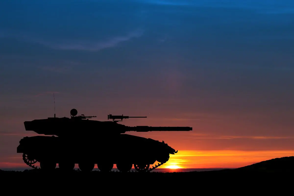 Carro armato al tramonto