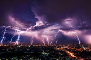 tempesta di fulmini su una città