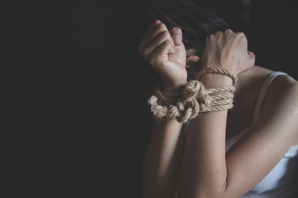 Orrore, lucchetti e catene: donna picchiata e ridotta in schiavitù