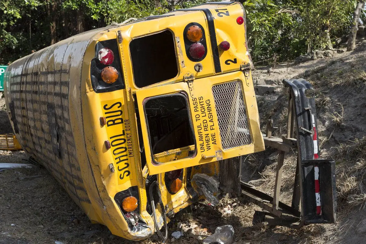 incidente con bus ribaltato