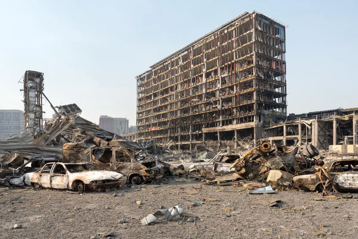 Palazzo e automobili distrutti dalla guerra