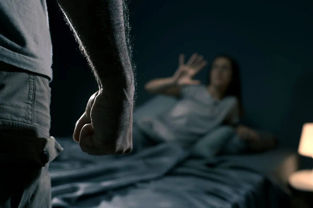 un uomo minaccia una donna