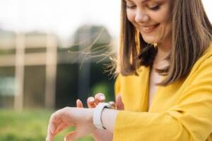 Ragazza con uno smartwatch