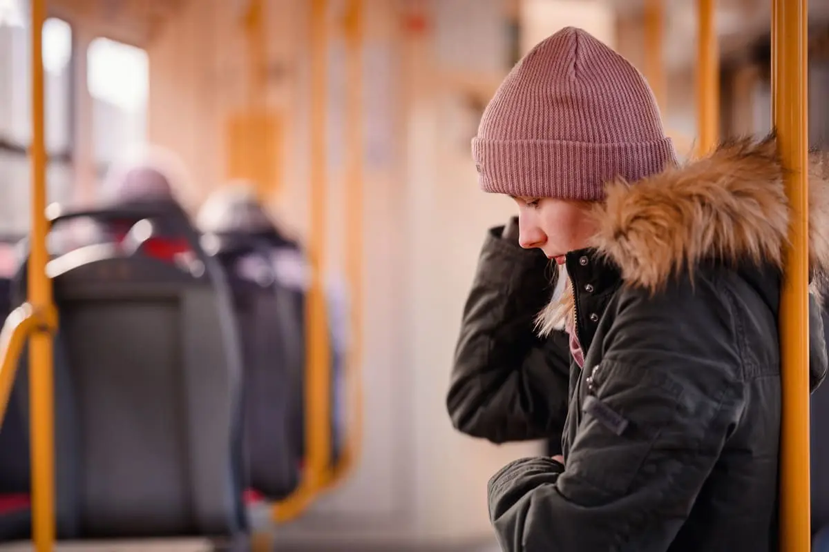 ragazza pensierosa su un bus