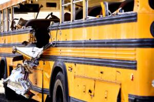 autobus danneggiato dopo incidente stradale