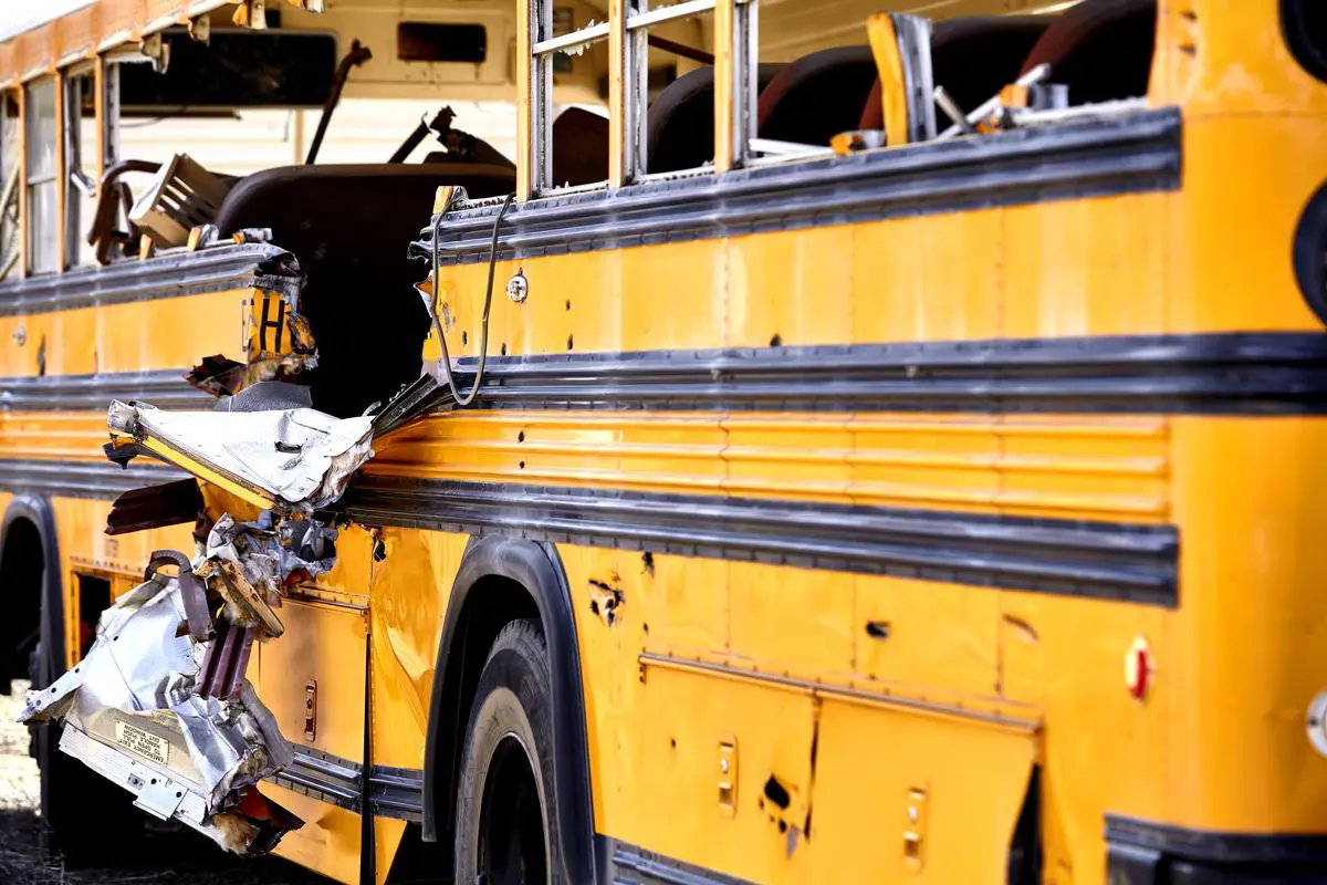autobus danneggiato dopo incidente stradale