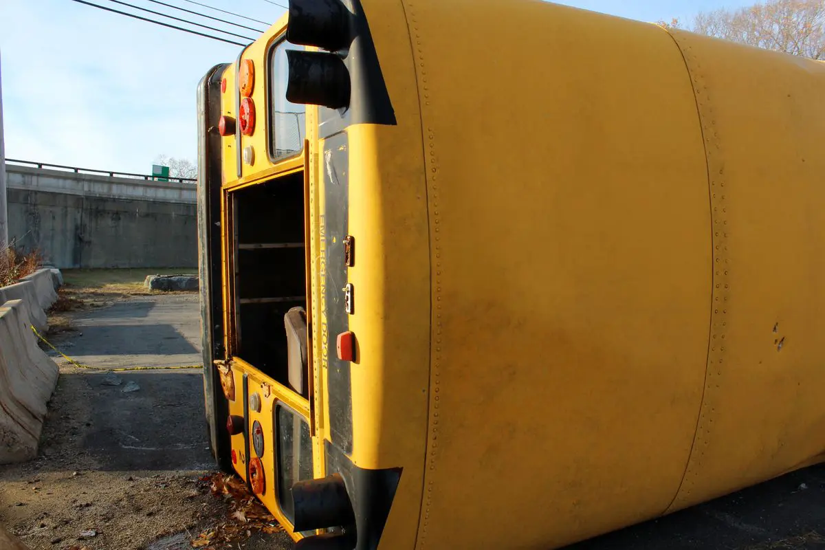 incidente con autobus uscito fuori strada