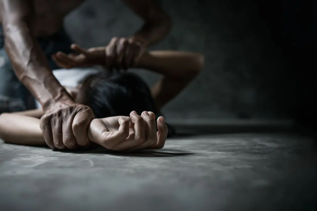 aggressione di un uomo ai danni di una donna