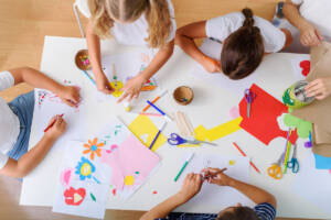 Bambini che colorano attività creativa