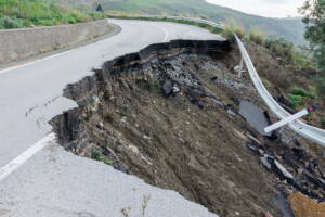 Una frana nella strada