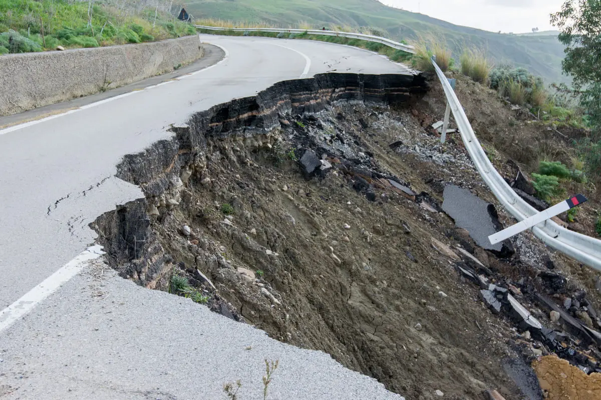 Una frana nella strada