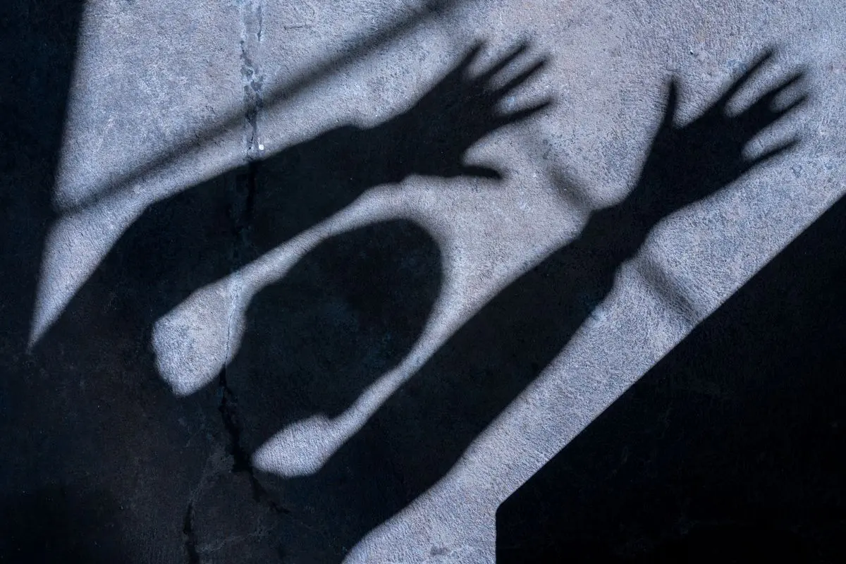 ombra di persona spaventata