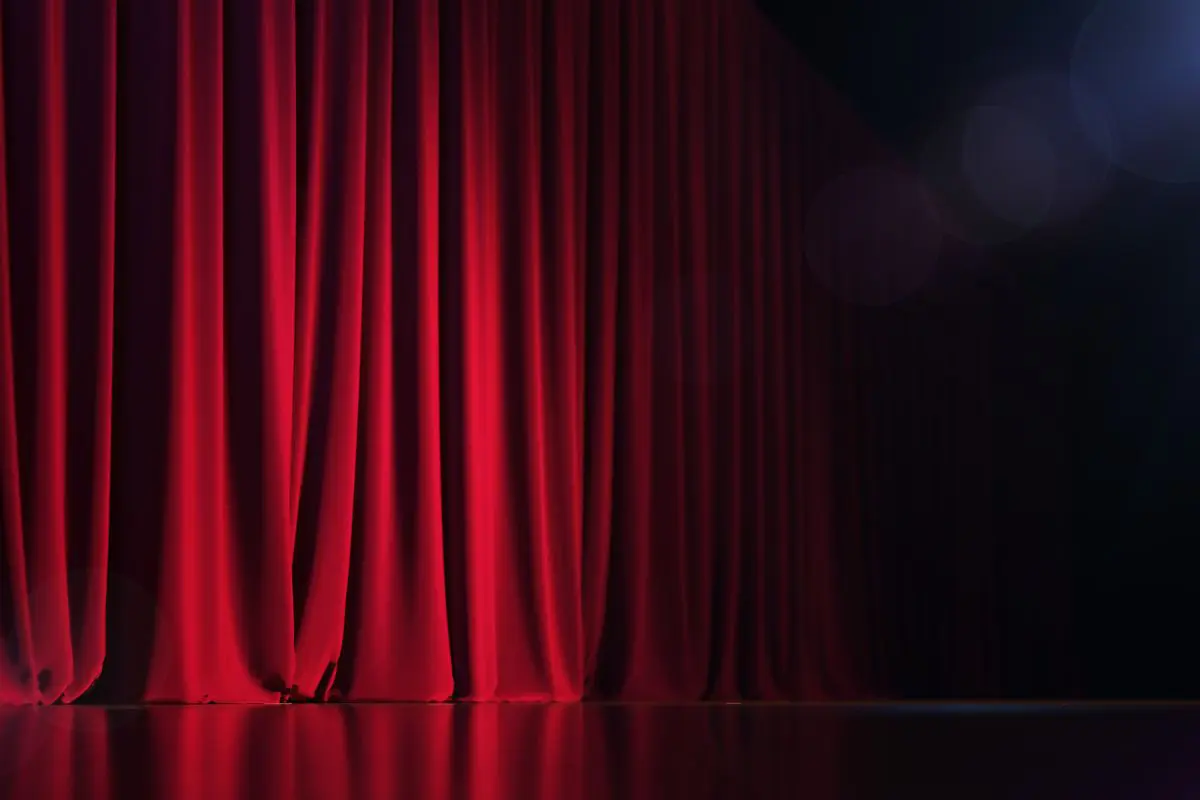 palco di un teatro con tende rosse