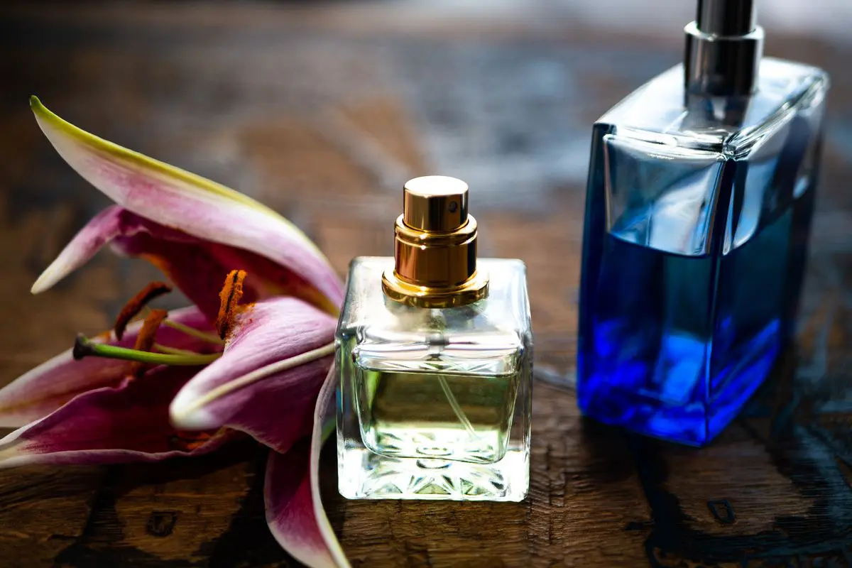 Boccette di profumo fiori
