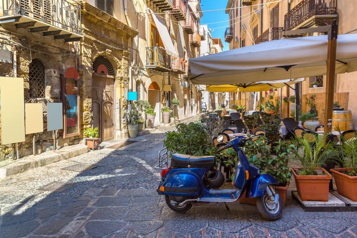 Strada paese Italia Vespa moto