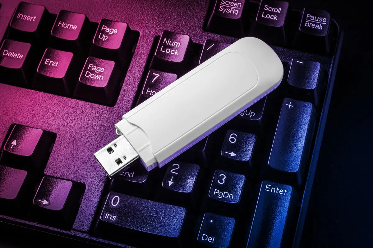 Una tastiera del PC e una chiavetta USB
