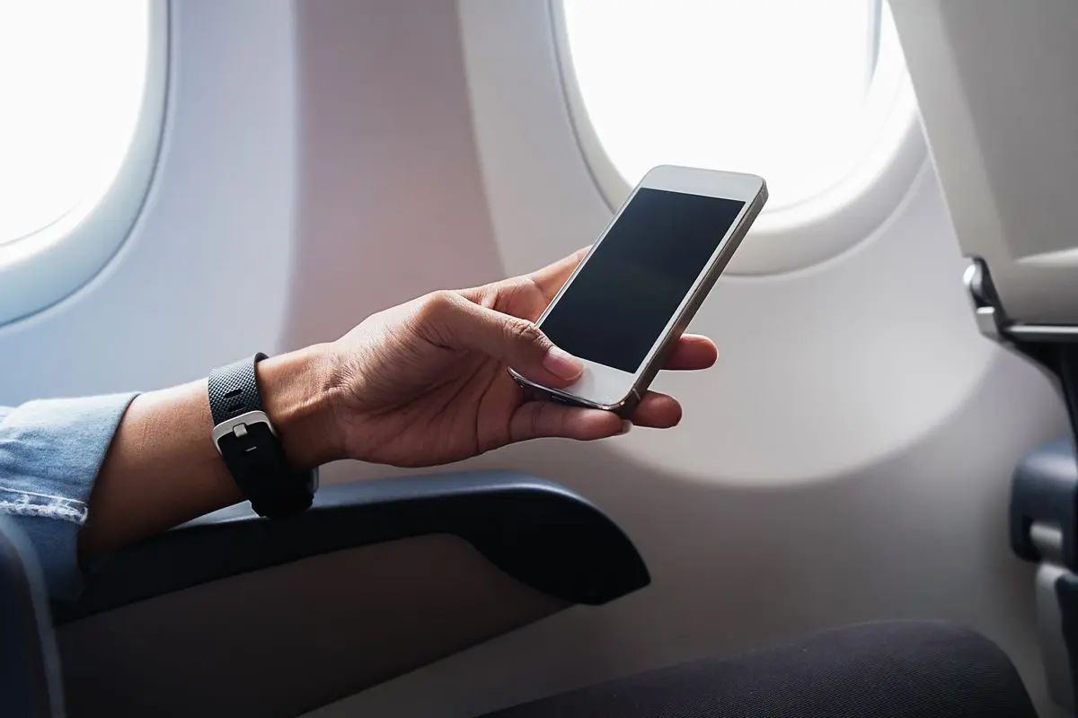 Un cellulare usato in volo