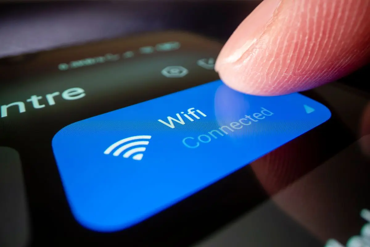 Un telefono con una connessione wifi