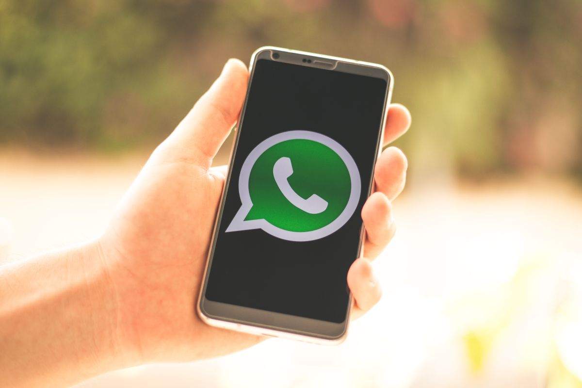 Come usare Copilot su WhatsApp: l’intelligenza artificiale a portata di chat