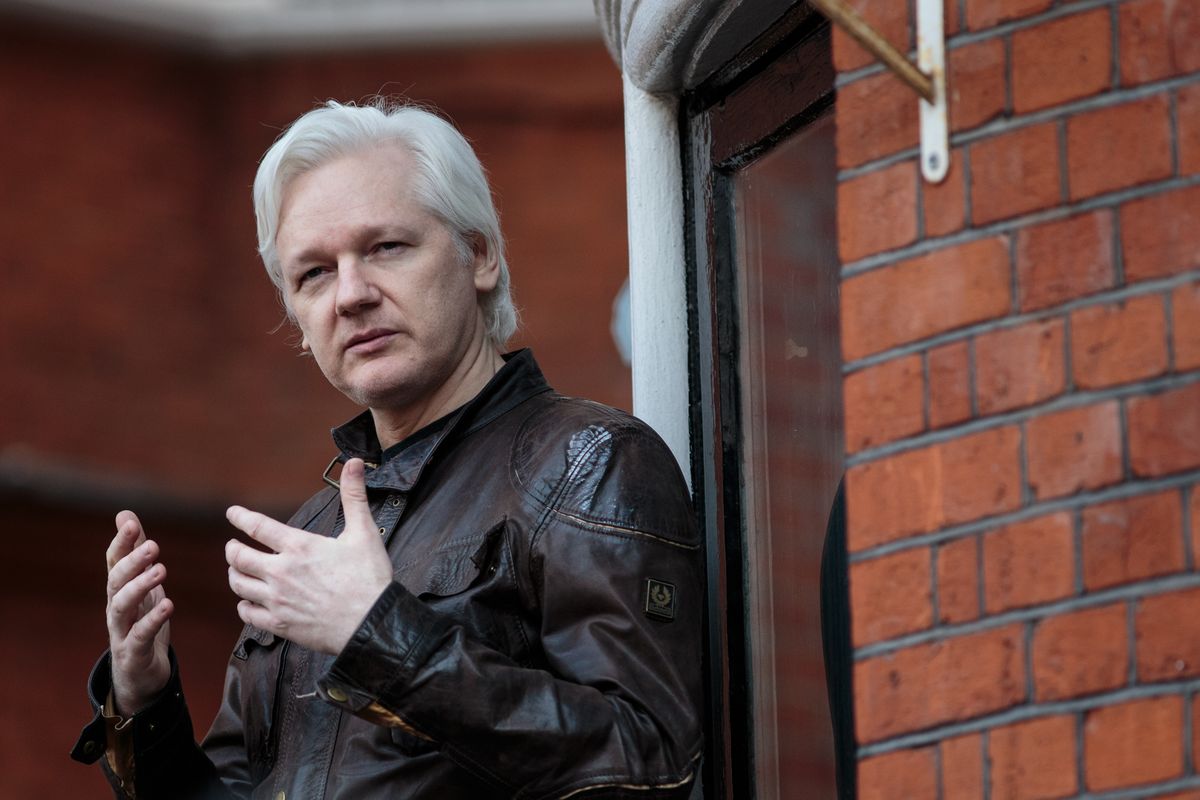 Julian Assange in volo per l’Australia dopo il patteggiamento
