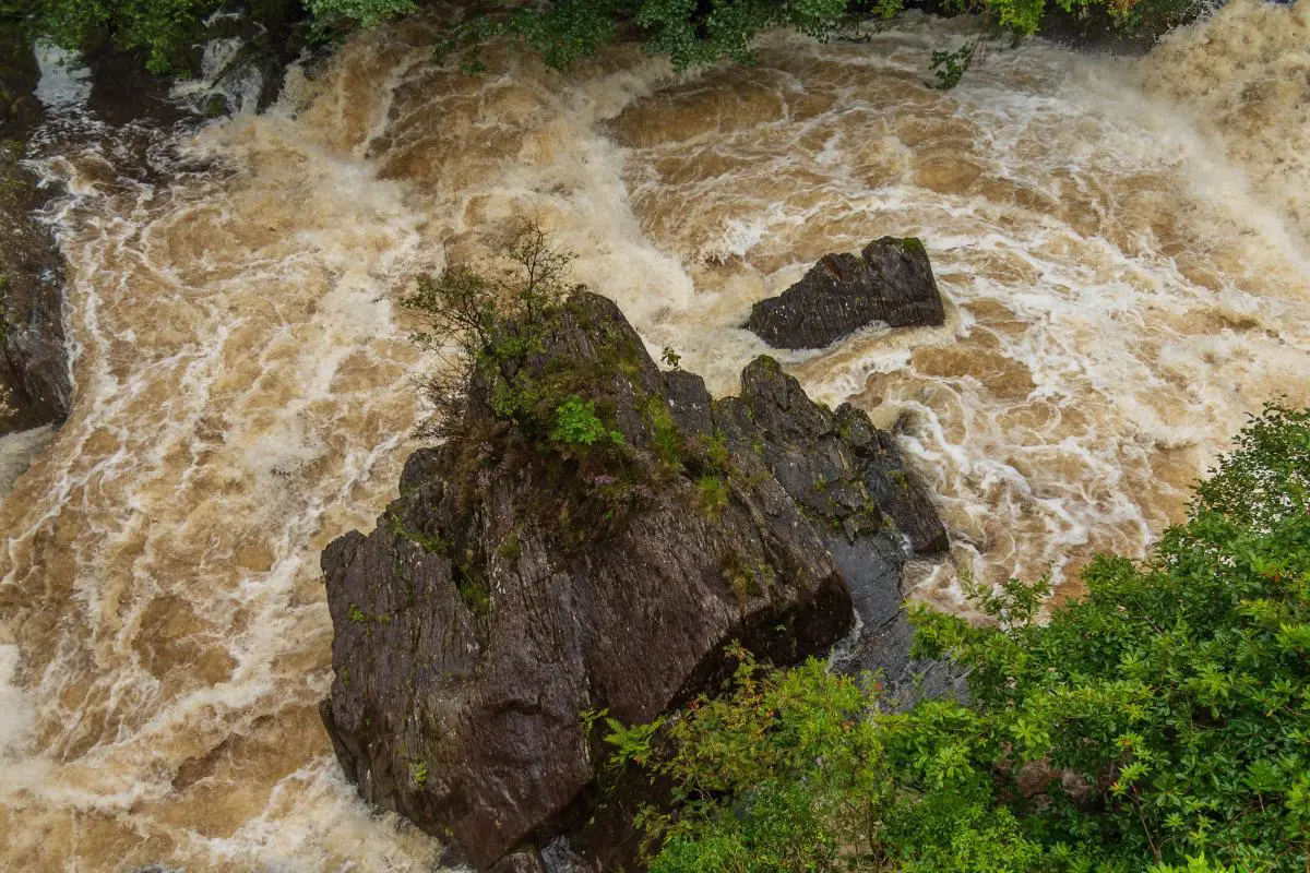 fiume mosso che esonda