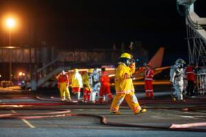 incidente in aeroporto con pompieri in azione