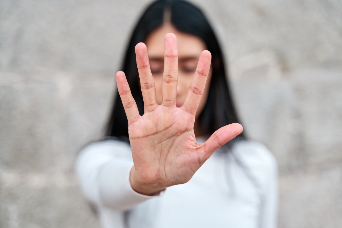 Orribile: uomo segue una donna e la aggredisce sessualmente in ascensore